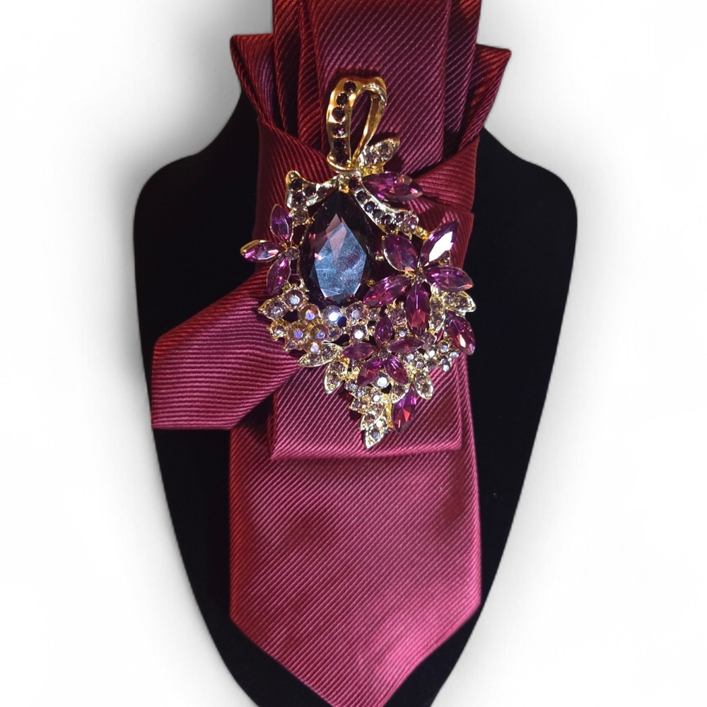 Elegant Purple and Gold Pendant Tie